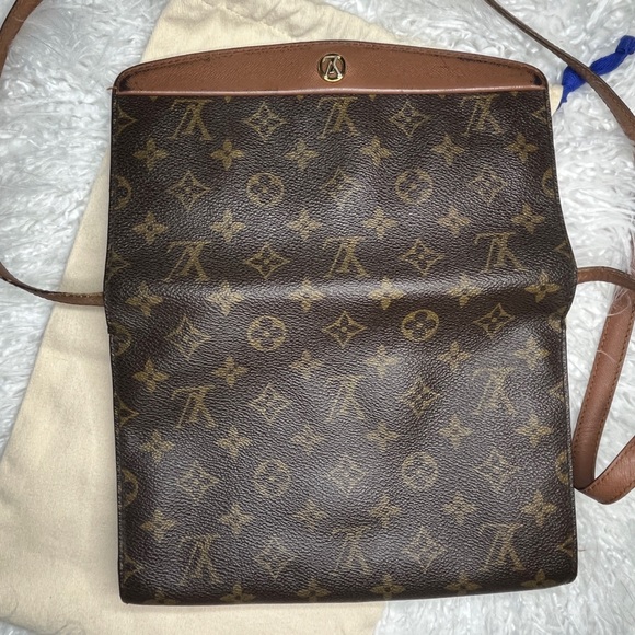 Louis Vuitton Monogram Bordeaux 24 Shoulder Bag M51798. - Picture 10 of 15